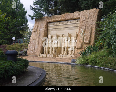 Machen Sie eine Bootsfahrt in Legoland Billund Dänemark, vorbei an den ägyptischen Abu Simbel Tempel Denkmal aus Legosteinen gebaut Stockfoto