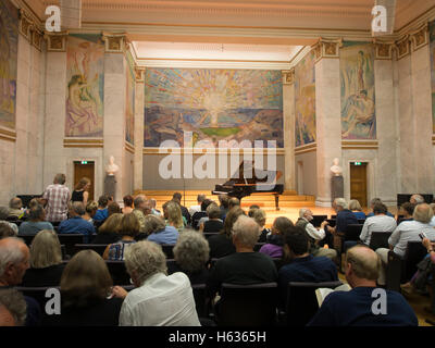 Universitetets Aula, Oslo University Hall in Norwegen, hat drei monumentale Gemälde / Wandbilder von Edvard Munch, Konzert Publikum und "Solen" - die Sonne Stockfoto