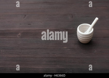 Essen Konzept - weiße Keramik Tasse mit Löffel auf dunklen braunen Holzbrett zuliebe Stockfoto