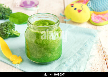 Babynahrung: Bio grüne Brokkoli und Spinat-Püree Stockfoto