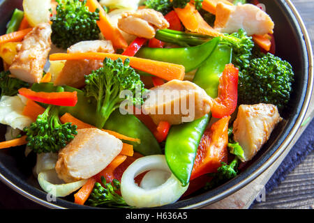 Gesunden rühren gebratenes Gemüse mit Huhn auf Pfanne hautnah Stockfoto