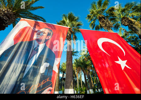 BODRUM, Türkei - 6. Oktober 2016: Türkische Fahne hängen neben Portrait von Mustafa Kemal Atatürk, der Gründer der Republik. Stockfoto