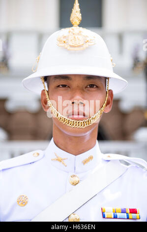 BANGKOK - 26. Oktober 2014: Junge thailändische Armee Soldat steht Wache vor dem Grand Palace. Stockfoto