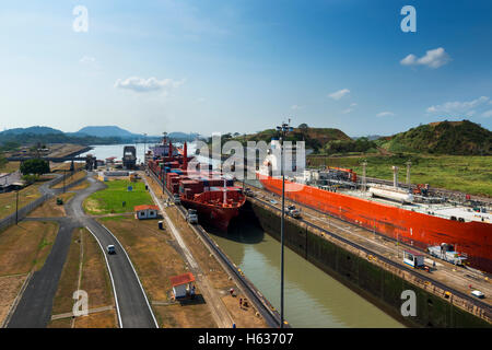Panamakanal, Panama - 17. März 2014: Ein Frachtschiff und ein Öl-Tanker in die Miraflores-Schleusen in den Panama-Kanal in Panama Stockfoto