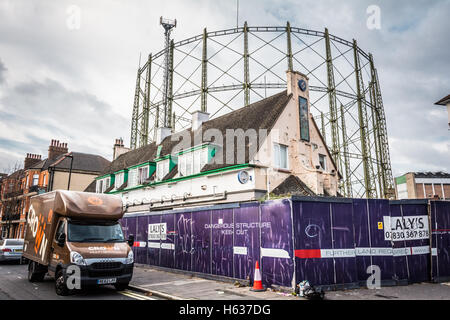 Ein jetzt verlassenen und verfallende Cricketers öffentlichen Haus außerhalb der Oval Cricket Ground in Kennington, Lambeth, London, Großbritannien Stockfoto