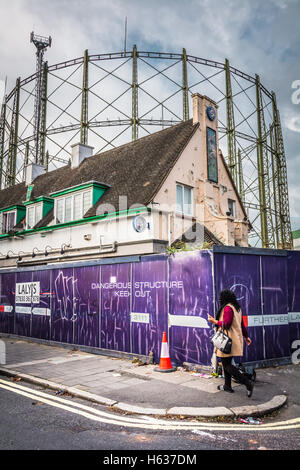 Ein jetzt verlassenen und verfallende Cricketers öffentlichen Haus außerhalb der Oval Cricket Ground in Kennington, Lambeth, London, Großbritannien Stockfoto