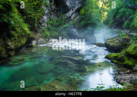 Vintgar-Schlucht und Radovna-Fluss mit Spaziergang Weg in der Nähe von Bled, Slowenien Stockfoto