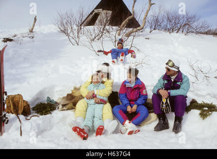 KÖNIGLICHE Familie am schwedischen Alpen Storlien für ihre östlichen Urlaub zum Skifahren und entspannen in der Natur 1990 Stockfoto