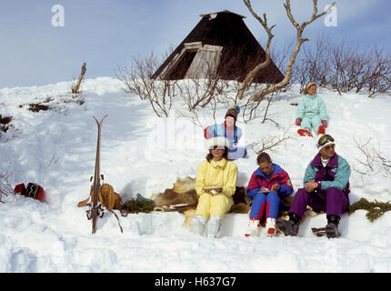 KÖNIGLICHE Familie am schwedischen Alpen Storlien für ihre östlichen Urlaub zum Skifahren und entspannen in der Natur 1990 Stockfoto