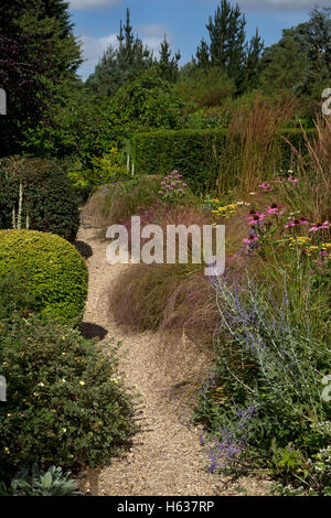 Kies Weg und Sommer Grenze im englischen Garten Stockfoto