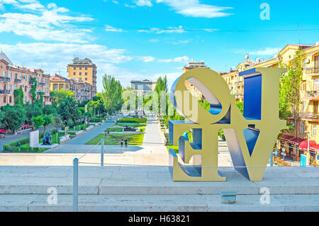 Der Blick auf das Cafesjan Denkmal Garten durch die Skulptur Inschrift Liebe des amerikanischen Künstlers Robert Indiana Stockfoto