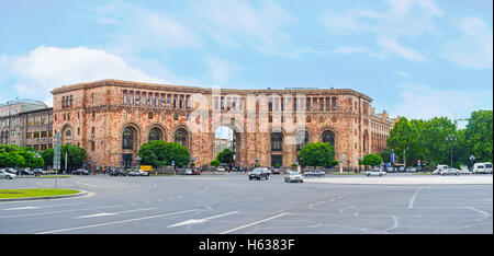 Das rosa Tuffstein-Gebäude des Ministeriums für Verkehr und Kommunikation, befindet sich am Platz der Republik, Yerevan Stockfoto