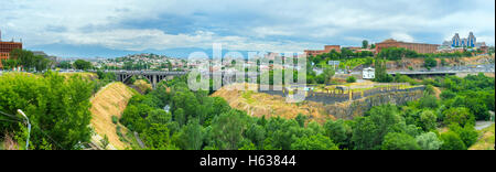 Panorama der Hrazdan Schlucht in Eriwan mit der Victory Bridge und trübe Ararat Mount im Hintergrund, Armenien. Stockfoto