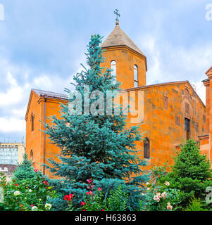 Die Kirche St. Johannes der Täufer ist die Perle des Stadtteils Yerevan, Armenien. Stockfoto