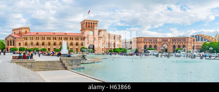 Der schöne Gebäudekomplex der Platz der Republik mit der tanzenden Springbrunnen in der Mitte, Yerevan Stockfoto