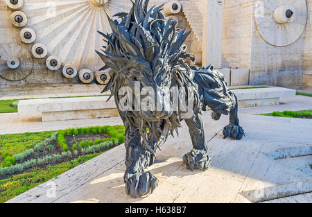 Die ungewöhnlichen schwarzen Löwen, gemacht von Reifen ist die Skulptur von Ji Yong-Ho, befindet sich in der Kaskade, Yerevan Stockfoto