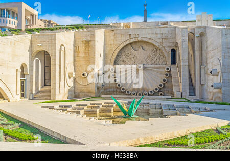 Die vierte Ebene der Kaskade mit das Eafle Relief an der Wandbrunnen, Yerevan. Stockfoto