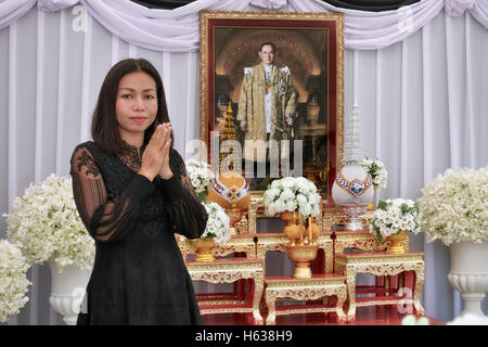 Bhumibol Adulyadej. Thailandin, die Respekt zollte und den Tod von König Bhumibol Adulyadej trauerte, starb am 13. Oktober 2016 Stockfoto