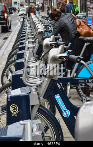 Mietwagen Zyklen auf Zyklus steht in Central London, UK. Von Barclays Bank, von Boris Johnson, Bürgermeister von London eingeführt gefördert. Stockfoto