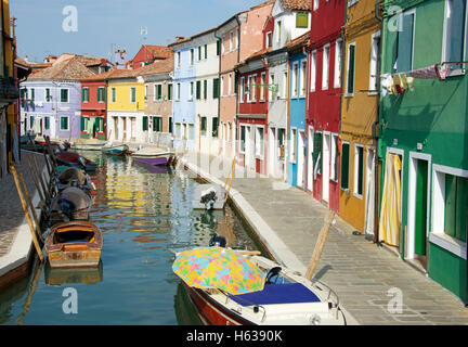 Farbenfrohe Fischerhütten auf Burano Insel in der Lagune von Venedig, Italien Stockfoto