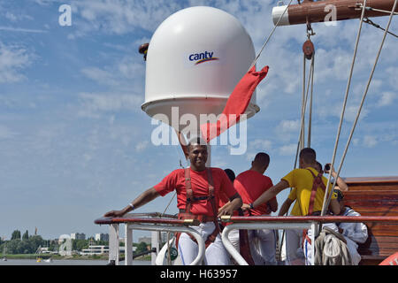 Segler bereiten ihr Segelboot für Start der Abreise während der letzte Tag des hohen Schiffe Rennen 2016 am 10. Juli 2016 in Antwerpen, Bel Stockfoto