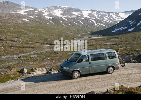 Ein Richtung Osten Wagen auf der alten Straße über Strynsfjellet Berg in Norwegen. Stockfoto