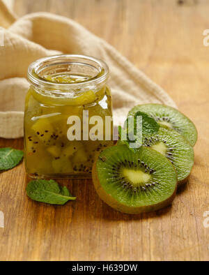 Hausgemachte Bio-Marmelade von Kiwi. Gesunde natürliche Lebensmittel Stockfoto