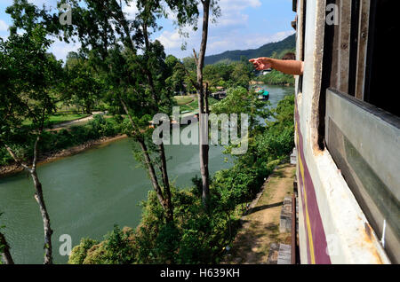 Blick aus dem Zug von Bangkok nach Nam Tok über der Brücke am Kwai Stockfoto