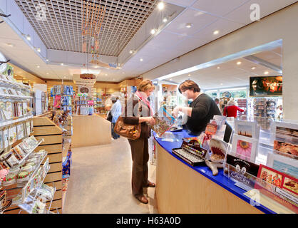 Das Geschenk Shop an der prähistorischen Höhlen von Kent's Cavern in Torquay, Devon, Großbritannien Stockfoto