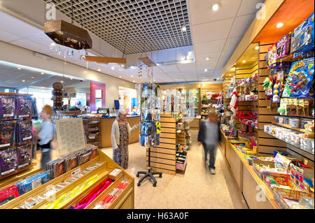 Das Geschenk Shop an der prähistorischen Höhlen von Kent's Cavern in Torquay, Devon, Großbritannien Stockfoto