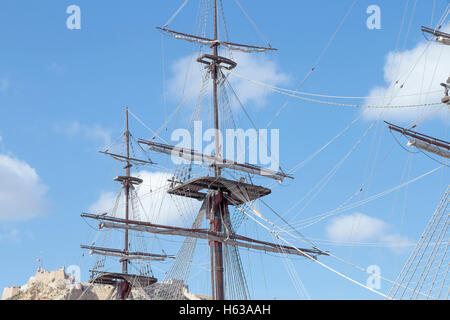 Vordergrund der Mast und Crow´s nest eines Schiffes mit Himmel im Hintergrund Stockfoto