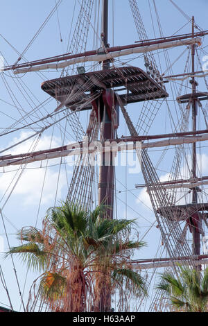 Vordergrund der Mast und Crow´s nest eines Schiffes mit Himmel im Hintergrund Stockfoto