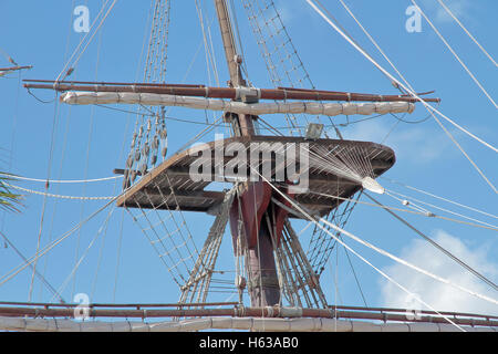 Vordergrund der Mast und Crow´s nest eines Schiffes mit Himmel im Hintergrund Stockfoto