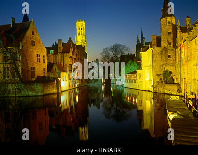 Der Glockenturm reflektieren im Dijver Kanal, Brügge, Belgien Stockfoto