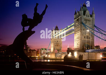 Tower Bridge in der Dämmerung mit Dolphin und Meerjungfrau Statue, London, England, UK Stockfoto