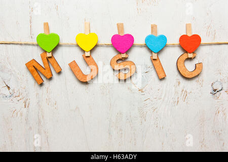 Wort-Musik, Holz Buchstaben auf weißem Hintergrund Stockfoto
