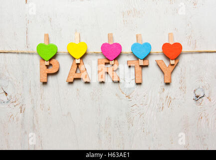 Wort-Party, Holz Buchstaben auf einem weißen Hintergrund alte Stockfoto