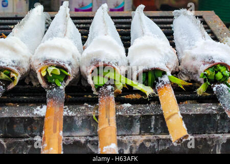 Gegrillter Fisch mit Salz Stockfoto