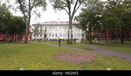 Boston, USA - 9. September 2016: University Hall und John Harvard Denkmal auf dem Campus der Harvard University im 9. September 2016 Stockfoto