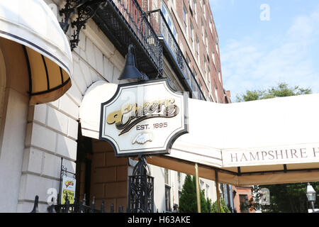 BOSTON, SEPT. 9: cheers Restaurant Bar Signage gegründet 1969 als Bull & Finch Pub, die Bar ist am besten internationalen erinnert Stockfoto