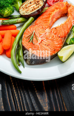 Knusprig gebratenes Lachssteak Stockfoto