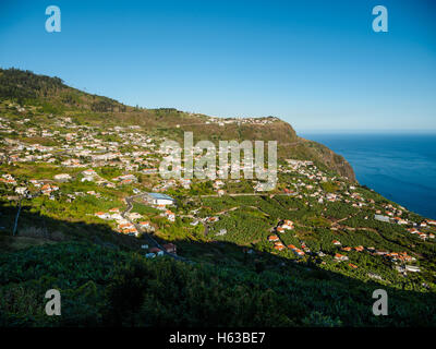 Das Dorf von Arco da Calheta auf der portugiesischen Insel Madeira Stockfoto