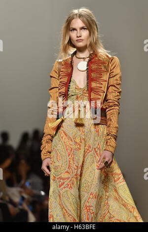 Models auf dem Laufsteg bei der Etro-Show während der Mailand Fashion Week in Mailand, Italien.  Wo: Mailand, Lombardei, Italien bei: 23 Sep 2016 Credit: IPA/WENN.com ** nur verfügbar für die Veröffentlichung in UK, USA, Deutschland, Österreich, Schweiz ** Stockfoto