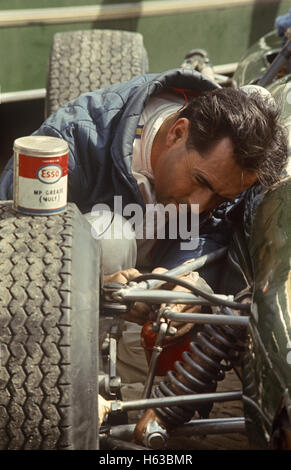 Jack Brabham arbeitet an seinem Rennwagen 1950s 1960s Stockfoto