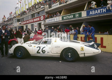 26 Chuck Parsons Ricardo Rodriguez in einem Ferrari 365 P2 im Ruhestand aus 24 Stunden Le Mans 11. Juni 1967 Stockfoto