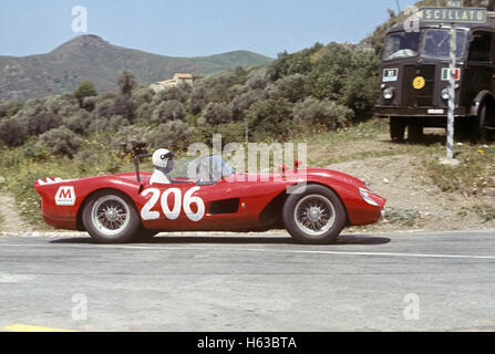 206 Ludovico Scarfiottidas, zog sich Mike Parkes in einem Ferrari Dino 206 S aus der Targa Florio Stockfoto