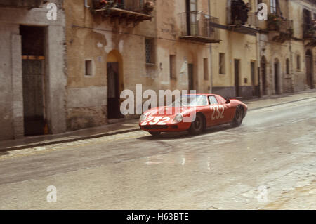 232 Antonio Nicodemi wurde Francesco Lessona in einem Ferrari 250 LM 17. bei der Targa Florio 9. Mai 1965 Stockfoto