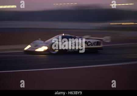 Nr. 1 Jaguar XJR9 LM racing in der Abenddämmerung in Le Mans 1989 Stockfoto
