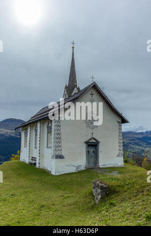 Alte Kapelle in der Schweizer Dorf Siat gedreht vertikal Stockfoto
