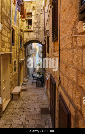 Eine Gasse in der alten Stadt Korcula in Dalmatien, Kroatien Stockfoto